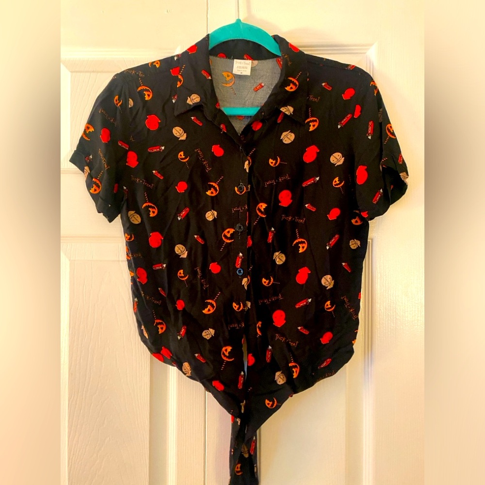 NWOT! 🎃Spirit Halloween Trick R Treat Short Sleeve Buttondown🎃 Women’s size M
